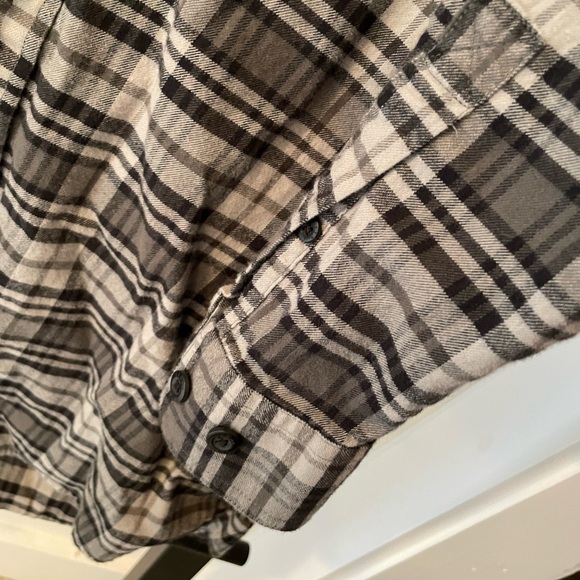 L.L. Bean Black/Gray Plaid Slightly Fitted Men’s Button-Down Shirt - Picture 5 of 6